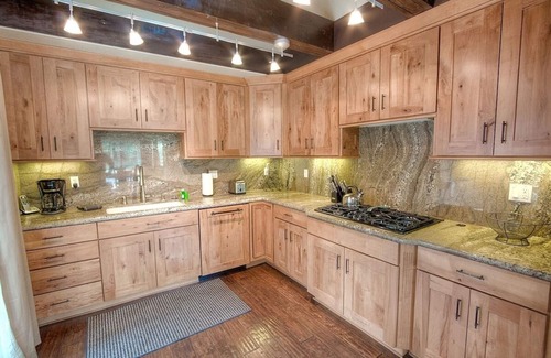 Black Bart House | Cozy Snowshoe Chalet: 3 Bedroom Cabin with Kitchen