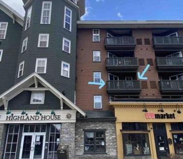 Snowshoe Apartment | Cozy Apres Ski Lodge: Central Village, Ski In-Ski Out Access