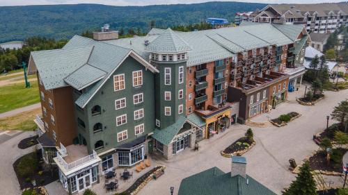 Snowshoe Apartment | Cozy Apres Ski Lodge: Central Village, Ski In-Ski Out Access