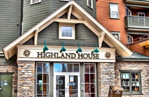 Snowshoe Apartment | Cozy Apres Ski Lodge: Central Village, Ski In-Ski Out Access