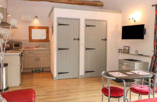 East Dereham Cottage | Romantic Snowy Owl Barn with Kitchen & Breakfast in Shipdham
