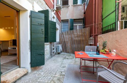Dorsoduro Apartment | Cozy Apartment with Private Courtyard - Rated 9.3/10