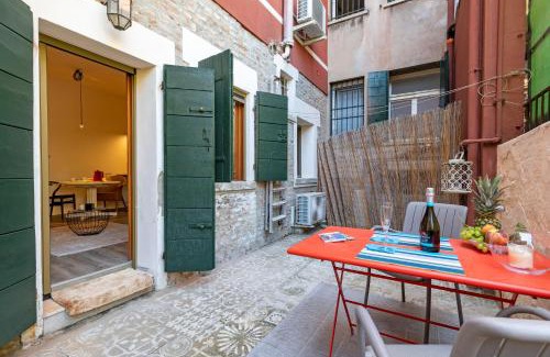 Dorsoduro Apartment | Cozy Apartment with Private Courtyard - Rated 9.3/10