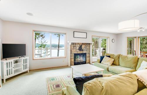 Lopez Island House | Beachfront Snug Harbor Hideout with Private Ocean Views