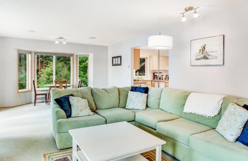 Lopez Island House | Beachfront Snug Harbor Hideout with Private Ocean Views