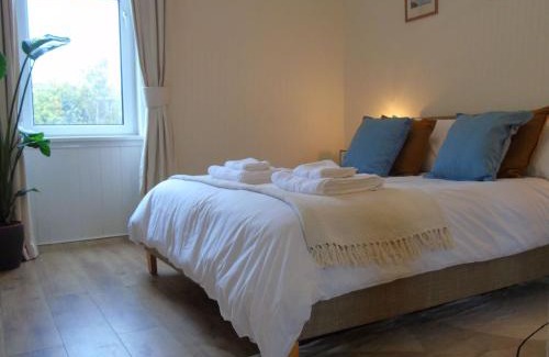 Helensburgh Apartment | Cozy Tearlag Apartment - Child-Friendly & Highly Rated Stay