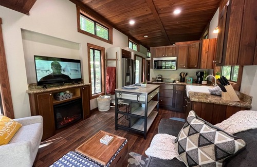 Pickens Cabin | Cozy Retreat with Pool, Clubhouse & Pet-Friendly Options