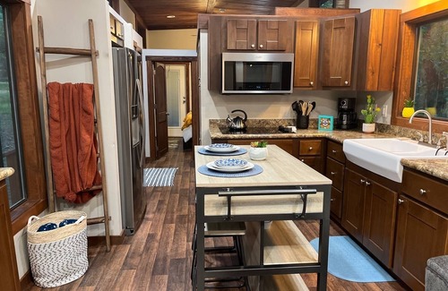 Pickens Cabin | Cozy Retreat with Pool, Clubhouse & Pet-Friendly Options