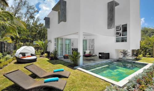 Roches Noires Villa | Ocean View Retreat: So Beach Villa with Private Pool