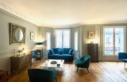 Quartier de l'Ecole-Militaire Apartment | Chic Paris Apartment Near Eiffel Tower with Family Amenities