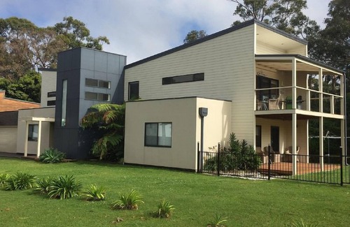Callala Bay House | Cozy Getaways with Beach Access and Spa Amenities Await