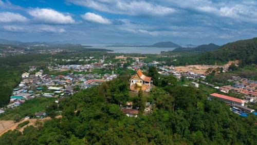 Ban Lo Ti Pa Resort | Comfortable So View Phuket Resort: Family-Friendly Amenities