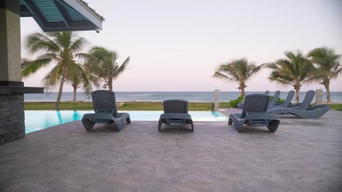 Discovery Bay Villa | Experience Soak'D Pineapple Villa with Oceanfront Bliss