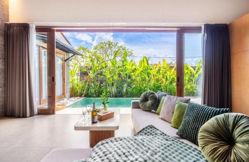 Lodtunduh Villa | Soak in the Sun by the Pool at Solari Buddha Villa