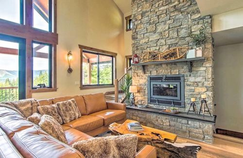 Ronald House | Idyllic Cle Elum Cabin with Hot Tub and Scenic Views