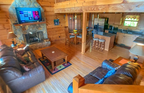 Buck Mountain Cabin | Discover A Heavenly View: Pet-Friendly 2BR Cabin with Hot Tub