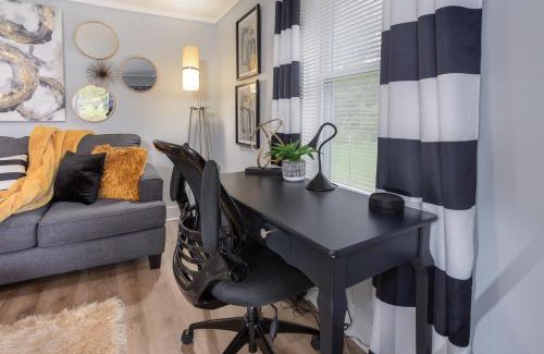 Mebane Apartment | Soaking tub w Washer and Dryer, WiFi