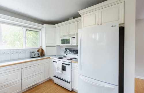 Regional District of Nanaimo House | Soar Above the Sea at Eagle’s Perch Oceanfront Retreat