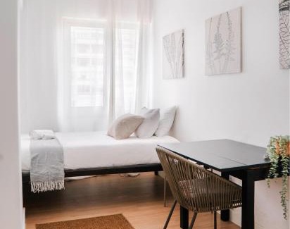 Alvalade House | Budget-Friendly Soar Home with Kitchen in EUA
