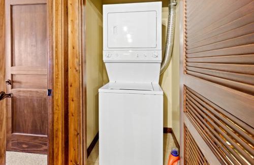Snowshoe Apartment | Soaring Eagle 303 Next To Slopes Underground Parking Hot Tubs Locker