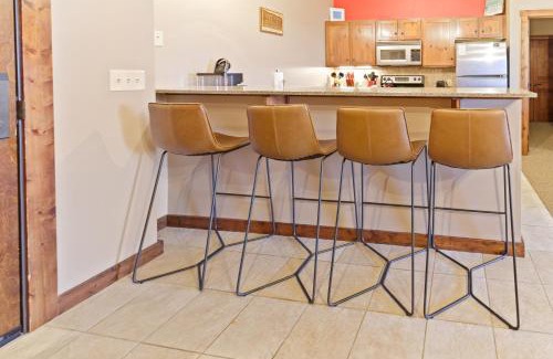 Snowshoe Apartment | Soaring Eagle 303 Next To Slopes Underground Parking Hot Tubs Locker