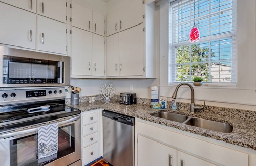 Savannah House | Serene River Views & Private Dock at Lucky Savannah Hotel