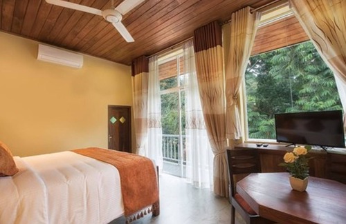 Kandy Bed & Breakfast | Cozy Double Deluxe at Sobaya Kandy with Breakfast Included