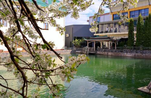 Khmelnitskiy Hotel | Family-Friendly Sobkoff: Enjoy Breakfast & Relaxing Hot Tub