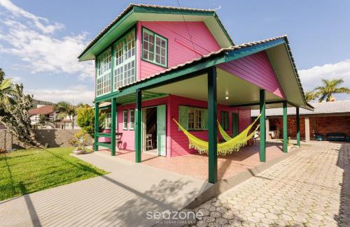 Daniela House | Cozy Sobrado with BBQ, Steps from the Beach & Pet Friendly