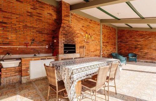 Daniela House | Cozy Sobrado with BBQ, Steps from the Beach & Pet Friendly