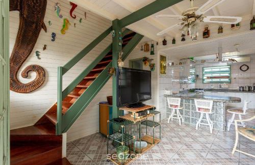 Daniela House | Cozy Sobrado with BBQ, Steps from the Beach & Pet Friendly