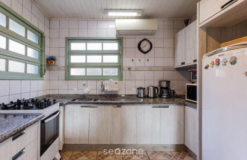 Daniela House | Cozy Sobrado with BBQ, Steps from the Beach & Pet Friendly