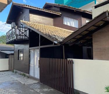 Santinho House | Relaxing Retreat with Pool at Sobrado com Piscina no Santinho