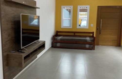 Praia da Enseada House | Cozy Sobrado with Wi-Fi, Pool & Barbecue for Your Getaway