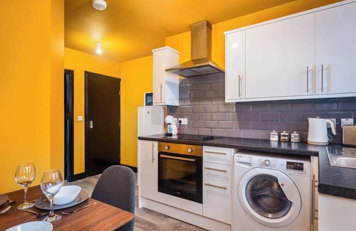 Doncaster House | Modern 3-Bedroom House with Projectors and WiFi in Doncaster