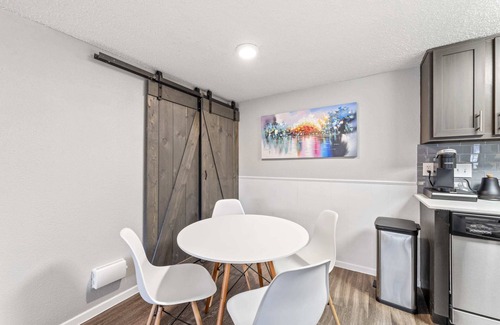 Pleasant Valley Apartment | Inviting SoCo 2BR Corner Suite with Pool and Fast WiFi