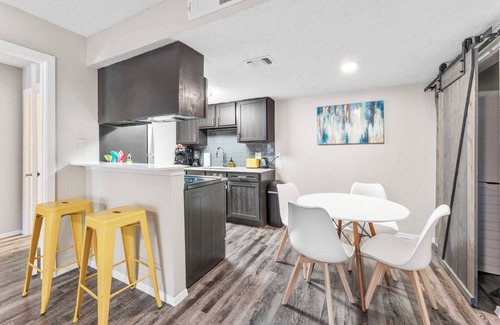 Pleasant Valley Apartment | Cozy SoCo 2BR Suite with Pool and Fast WiFi Awaiting You