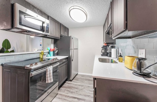 Pleasant Valley Apartment | Cozy SoCo 2BR Suite with Pool and Fast WiFi Awaiting You