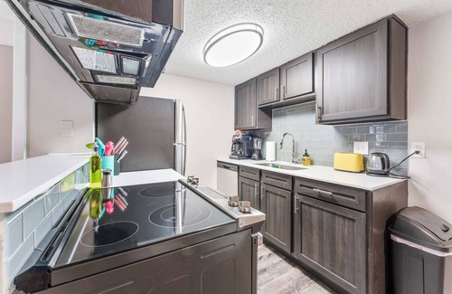 Pleasant Valley Apartment | Cozy SoCo 2BR Suite with Pool and Fast WiFi Awaiting You