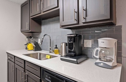 Pleasant Valley Apartment | SoCo 2BR Suite with Pool, Fast WiFi & Pet-Friendly Perks