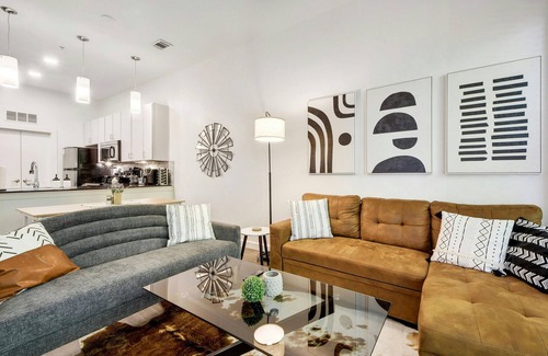 Travis Heights Apartment | SoCo Austin Stay - Walk to DT, Free Parking, Pool, Gym, Best Location