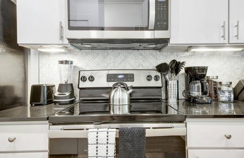 Travis Heights Apartment | SoCo Austin Stay - Walk to DT, Free Parking, Pool, Gym, Best Location