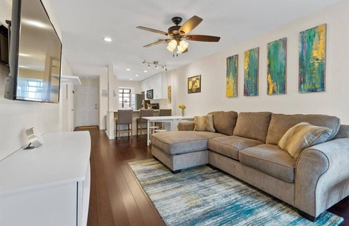 South Congress Condo | SoCo Condo, 2br/2ba, updated bright space with great pool + parking!