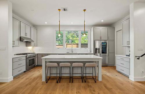 Bouldin House | SoCo Oasis - 4BR, Pool, Gym, Fire Pit, DT ATX