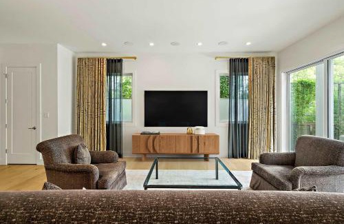 Bouldin House | SoCo Oasis - 4BR, Pool, Gym, Fire Pit, DT ATX