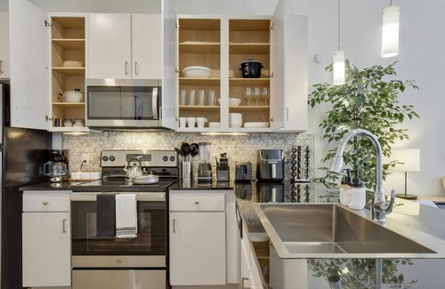 Bouldin Apartment | SoCo Urban Paradise: Prime Location with Pool & Rooftop
