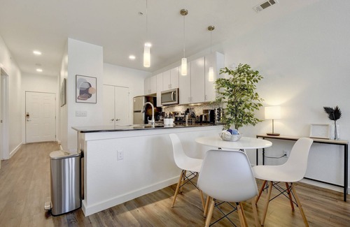 Bouldin Apartment | SoCo Urban Paradise: Prime Location with Pool & Rooftop