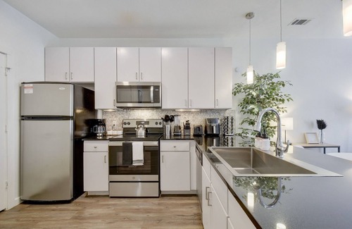 Bouldin Apartment | SoCo Urban Paradise: Prime Location with Pool & Rooftop