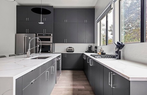 Galindo House | SoCo Villa in Downtown Austin with Scenic City Views