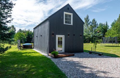 Priekule House | Top-Rated Sodyba pas Brolius - Cozy Barn House with Hot Tub